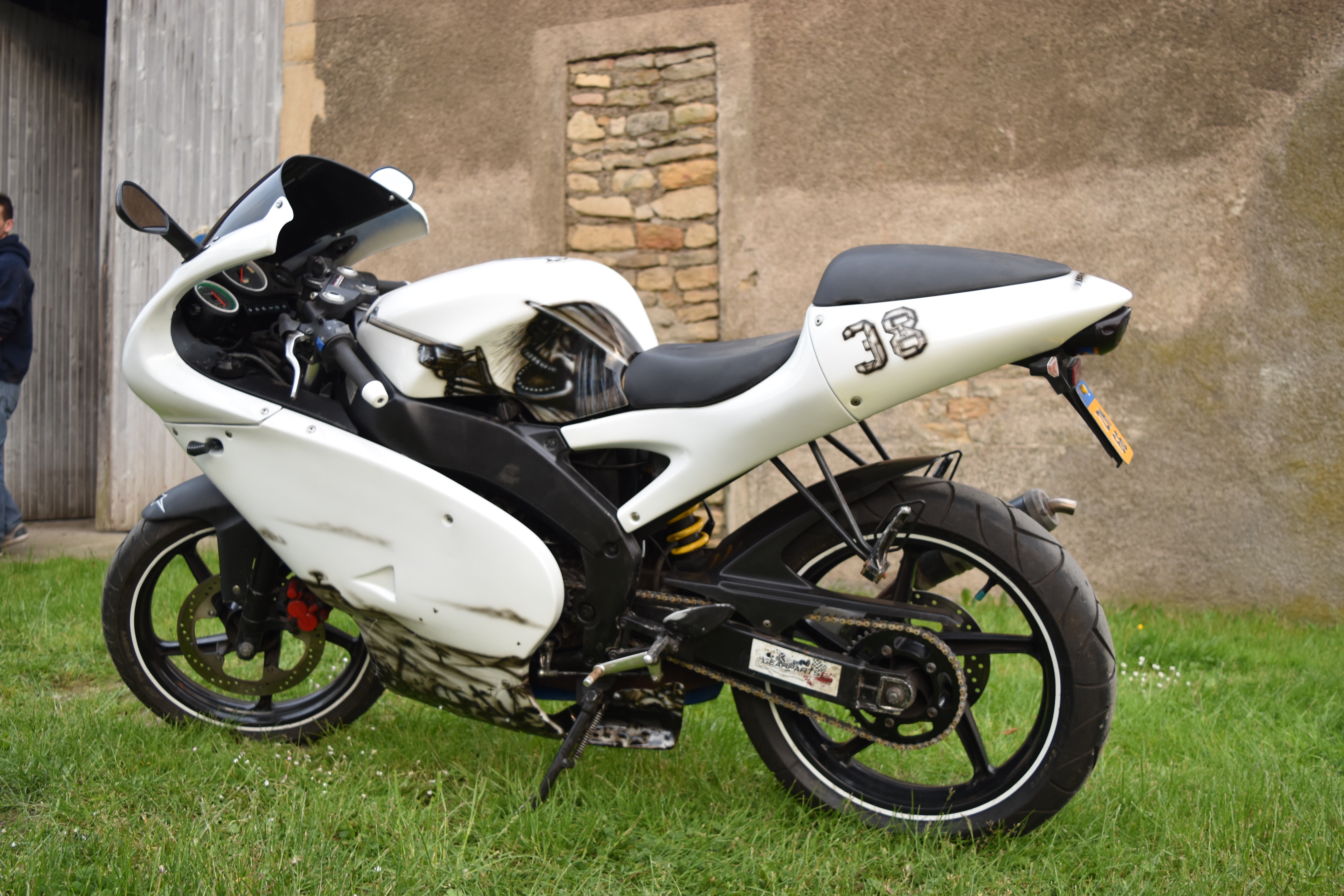 Moto Aprilia et têtes de mort